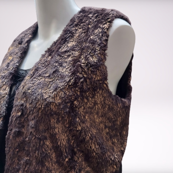 Gryphon Lou Metallic Faux Fur Vest - Picture 5 of 14